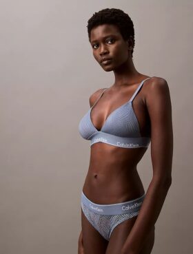 Bralette triangular com forro leve em renda moderna