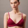 Bralette triangular com forro leve em renda moderna