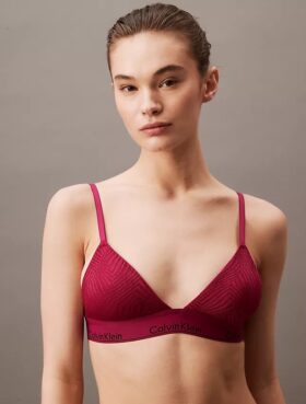 Bralette triangular com forro leve em renda moderna