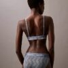 Bralette triangular com forro leve em renda moderna