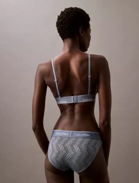 Bralette triangular com forro leve em renda moderna