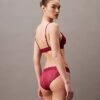 Bralette triangular com forro leve em renda moderna