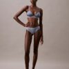Bralette triangular com forro leve em renda moderna