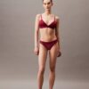 Bralette triangular com forro leve em renda moderna