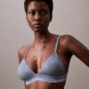 Bralette triangular com forro leve em renda moderna