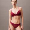 Bralette triangular com forro leve em renda moderna