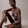 Bralette triangular com forro leve em renda moderna