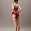 Bralette triangular com forro leve em renda moderna