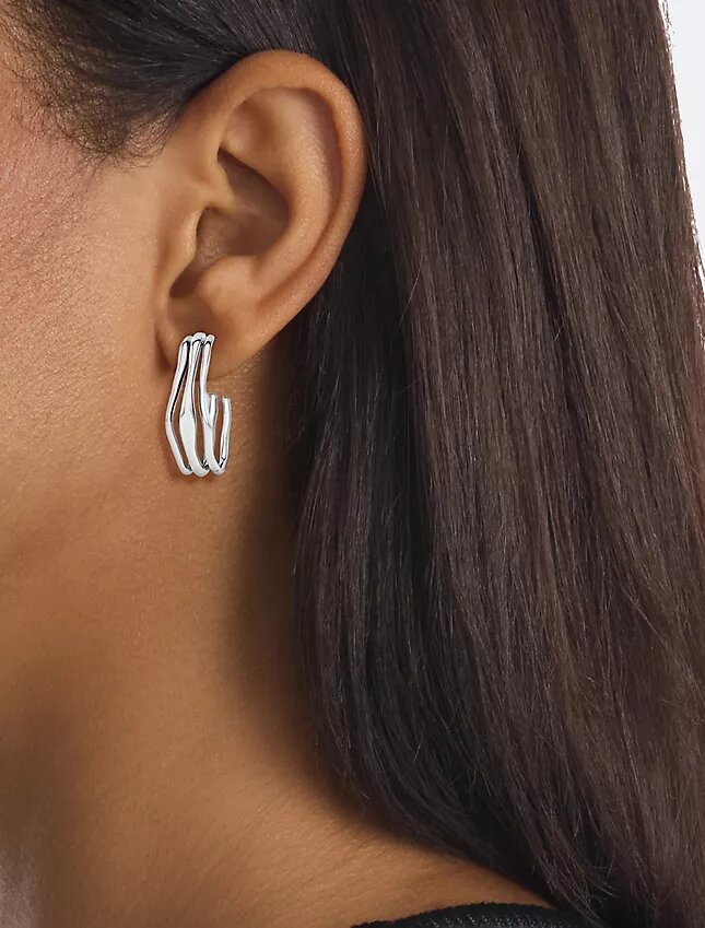 Brincos de argola com forma escultural e fluida Brincos de argola com forma escultural e fluida