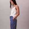 Calças de perna larga em sarja de viscose estampada Calças de perna larga em sarja de viscose estampada