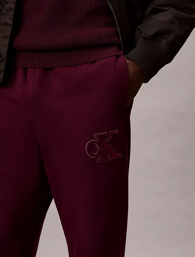 Calças de treino com patch Monogram em malha polar Calças de treino com patch Monogram em malha polar