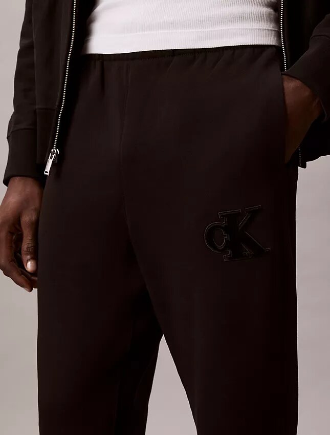 Calças de treino com patch Monogram em malha polar Calças de treino com patch Monogram em malha polar
