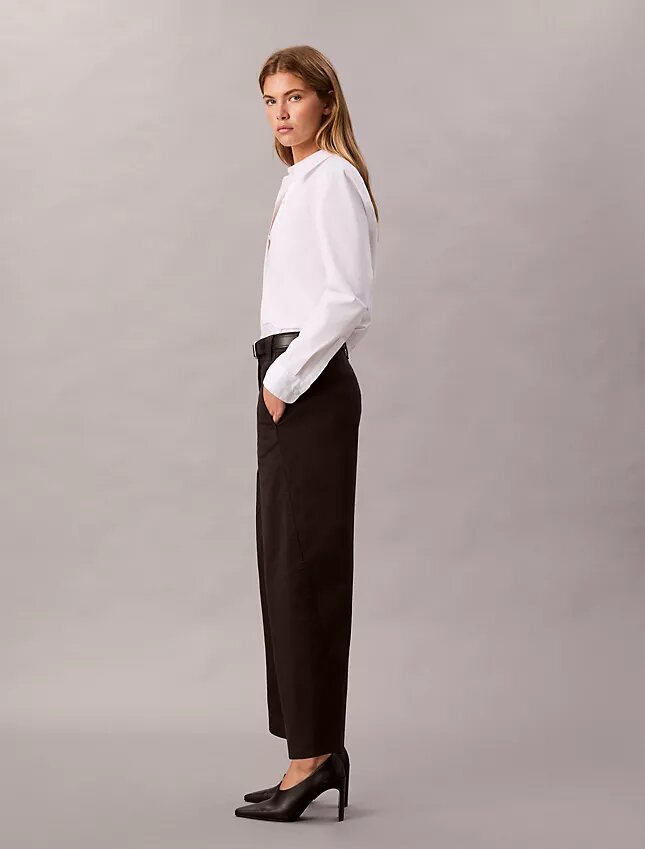 Calças largas em sarja de algodão elástico Calças largas em sarja de algodão elástico