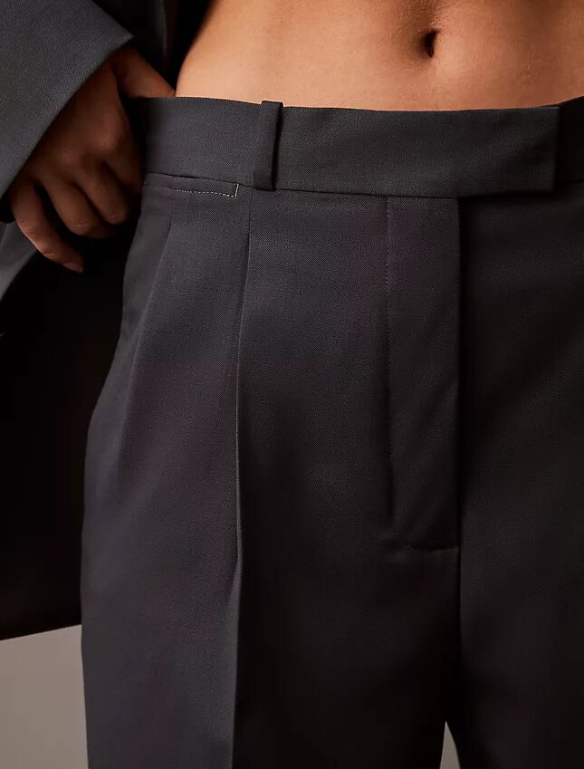 Calças plissadas em mistura de gabardine de lã Calças plissadas em mistura de gabardine de lã