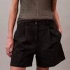 Calções Bermuda em sarja Cotton Stretch de algodão com pregas Calções Bermuda em sarja Cotton Stretch de algodão com pregas