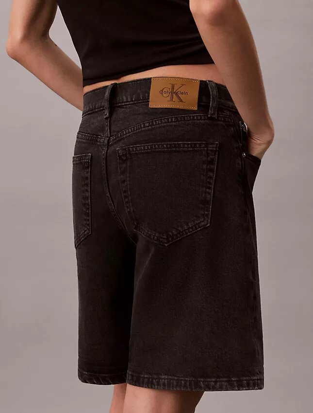 Calções de Denim com bainha enrolada e corte em A Calções de Denim com bainha enrolada e corte em A