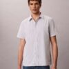 Camisa clássica com botões e riscas em tecido seersucker