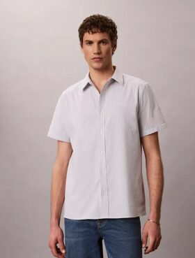 Camisa clássica com botões e riscas em tecido seersucker