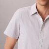 Camisa clássica com botões e riscas em tecido seersucker