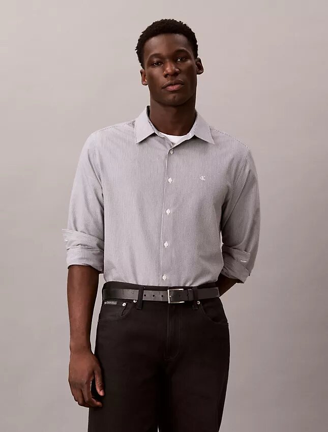 Camisa clássica com botões e riscas em tecido seersucker tingido no fio Camisa clássica com botões e riscas em tecido seersucker tingido no fio