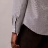 Camisa clássica com botões e riscas em tecido seersucker tingido no fio Camisa clássica com botões e riscas em tecido seersucker tingido no fio