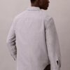 Camisa clássica com botões e riscas em tecido seersucker tingido no fio Camisa clássica com botões e riscas em tecido seersucker tingido no fio