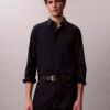Camisa clássica com botões e tecido elástico