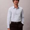 Camisa clássica com botões e tecido elástico