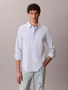 Camisa clássica com botões e tecido elástico
