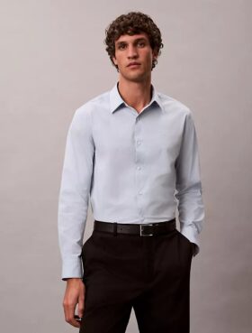 Camisa clássica com botões e tecido elástico
