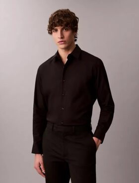 Camisa clássica com botões e tecido elástico