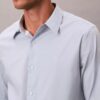 Camisa clássica com botões e tecido elástico