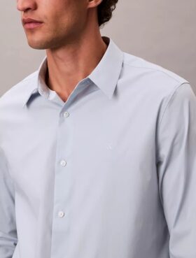 Camisa clássica com botões e tecido elástico