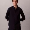 Camisa clássica com botões e tecido elástico