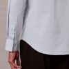 Camisa clássica com botões e tecido elástico