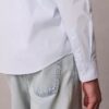 Camisa clássica com botões e tecido elástico
