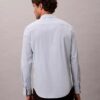 Camisa clássica com botões e tecido elástico
