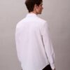 Camisa clássica com botões e tecido elástico