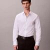 Camisa clássica com botões e tecido elástico