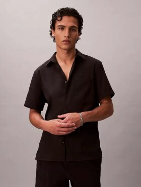 Camisa clássica de botões em seersucker liso