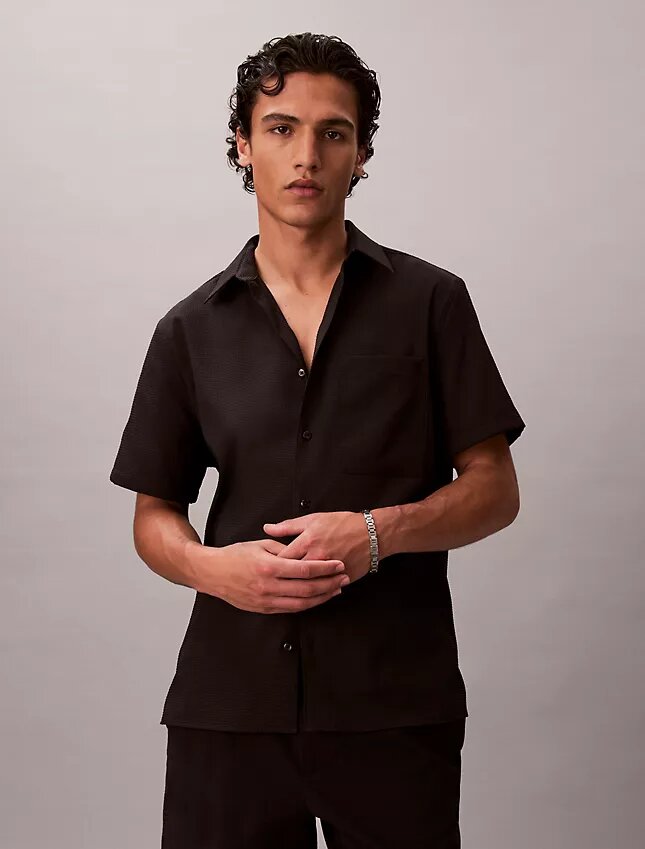 Camisa clássica de botões em seersucker liso Camisa clássica de botões em seersucker liso