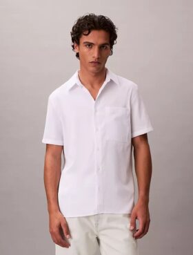 Camisa clássica de botões em seersucker liso