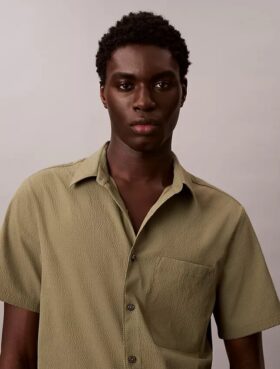 Camisa clássica de botões em seersucker liso