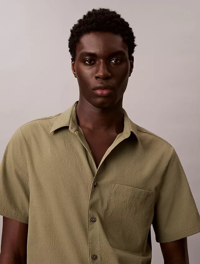 Camisa clássica de botões em seersucker liso Camisa clássica de botões em seersucker liso