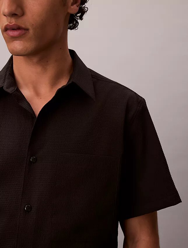 Camisa clássica de botões em seersucker liso Camisa clássica de botões em seersucker liso