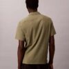 Camisa clássica de botões em seersucker liso Camisa clássica de botões em seersucker liso