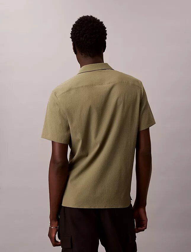 Camisa clássica de botões em seersucker liso Camisa clássica de botões em seersucker liso