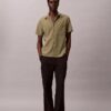 Camisa clássica de botões em seersucker liso Camisa clássica de botões em seersucker liso