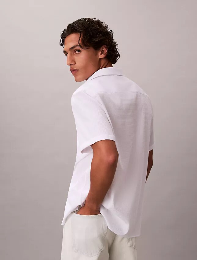 Camisa clássica de botões em seersucker liso Camisa clássica de botões em seersucker liso