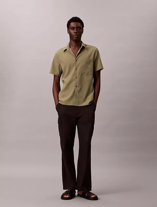 Camisa clássica de botões em seersucker liso Camisa clássica de botões em seersucker liso
